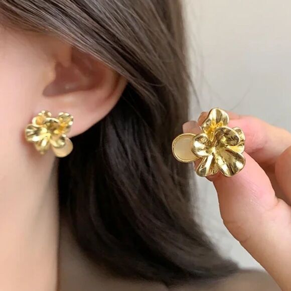 Gold flower stud earrings A29 - Picture 1 of 5